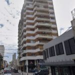 Momentos de extrema tensión se vivieron este miercoles en pleno centro de San Nicolás, cuando una mujer mayor amenazó con arrojarse al vacío desde el balcón de su departamento ubicado en el piso 11 de un edificio situado en la intersección de calles Francia y De la Nación.