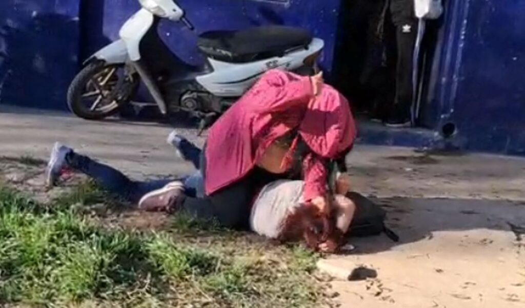 En la tarde del día de ayer, 25 de septiembre, se desató una violenta pelea entre dos mujeres en la sede del Movimiento de Trabajadores Excluidos (MTE), ubicada en el barrio Las Mellizas sobre calle Schubert. El hecho quedó registrado en un video exclusivo tomado por los propios vecinos que, atónitos, presenciaron la brutal escena.