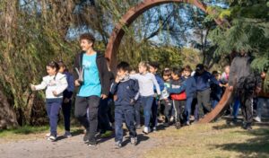 La ciudad de San Nicolás presentó “SN Modo Excursión”, una iniciativa educativa destinada a estudiantes de escuelas primarias y secundarias que busca promover el conocimiento y la valoración de los lugares más representativos del distrito.