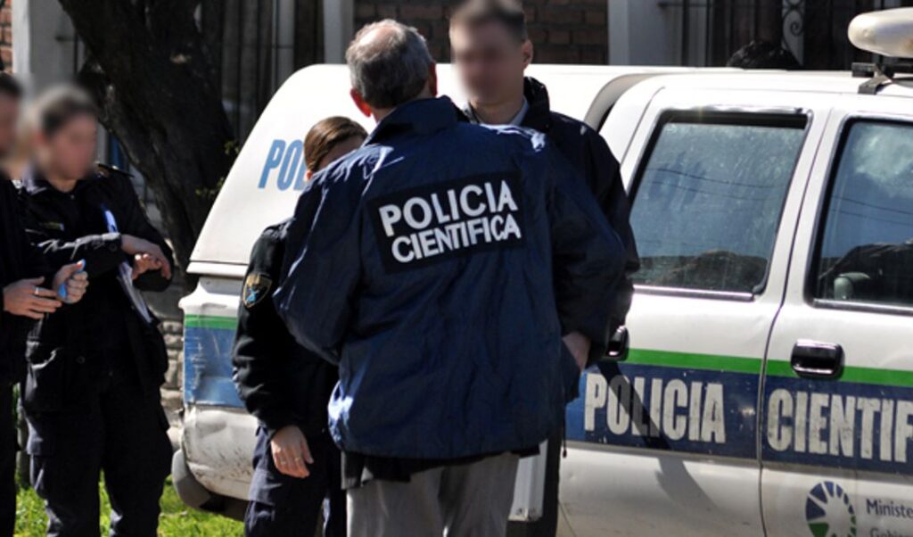 Un trágico episodio conmocionó hace instantes al barrio San Martín, cuando Diego Bogado, de 46 años, fue encontrado sin vida por su propia madre en su domicilio ubicado en calle Martínez, entre Gil Medina y Montenegro.