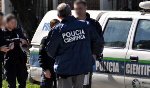 Un trágico episodio conmocionó hace instantes al barrio San Martín, cuando Diego Bogado, de 46 años, fue encontrado sin vida por su propia madre en su domicilio ubicado en calle Martínez, entre Gil Medina y Montenegro.