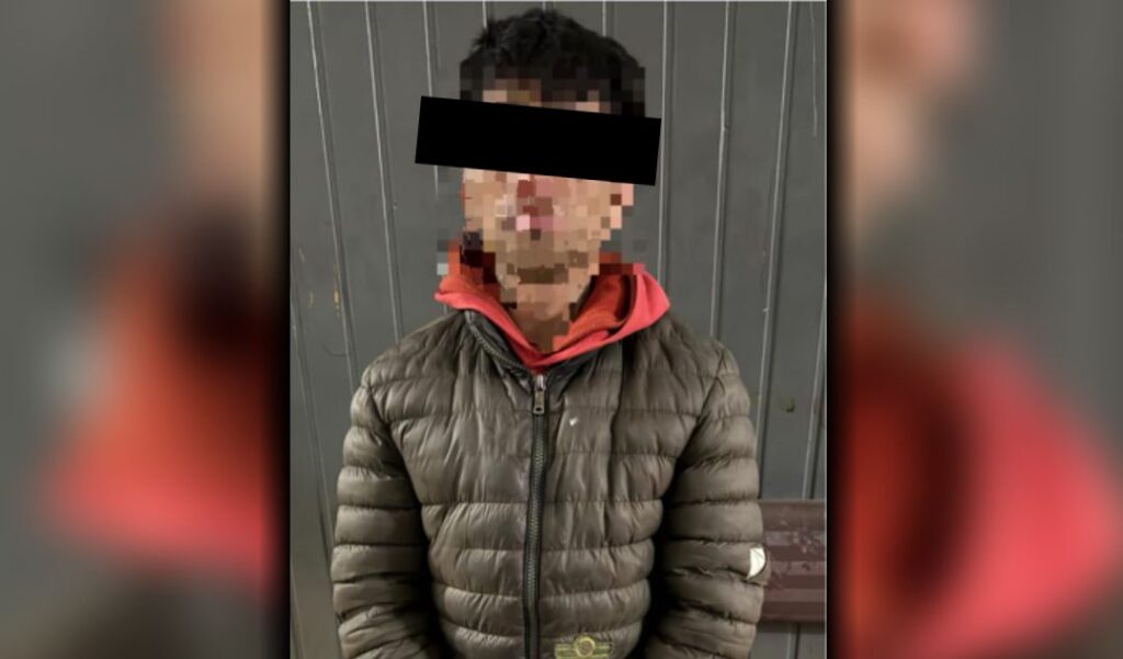 Un grave episodio de violencia se registró en la ciudad de San Nicolás, donde un hombre de 29 años fue detenido tras mantener encerrados a su pareja de 39 años y al hijo de ambos, de tan solo 8 años. La situación fue caratulada como “privación ilegítima de la libertad” y generó gran conmoción en la zona.