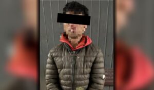 Un grave episodio de violencia se registró en la ciudad de San Nicolás, donde un hombre de 29 años fue detenido tras mantener encerrados a su pareja de 39 años y al hijo de ambos, de tan solo 8 años. La situación fue caratulada como “privación ilegítima de la libertad” y generó gran conmoción en la zona.