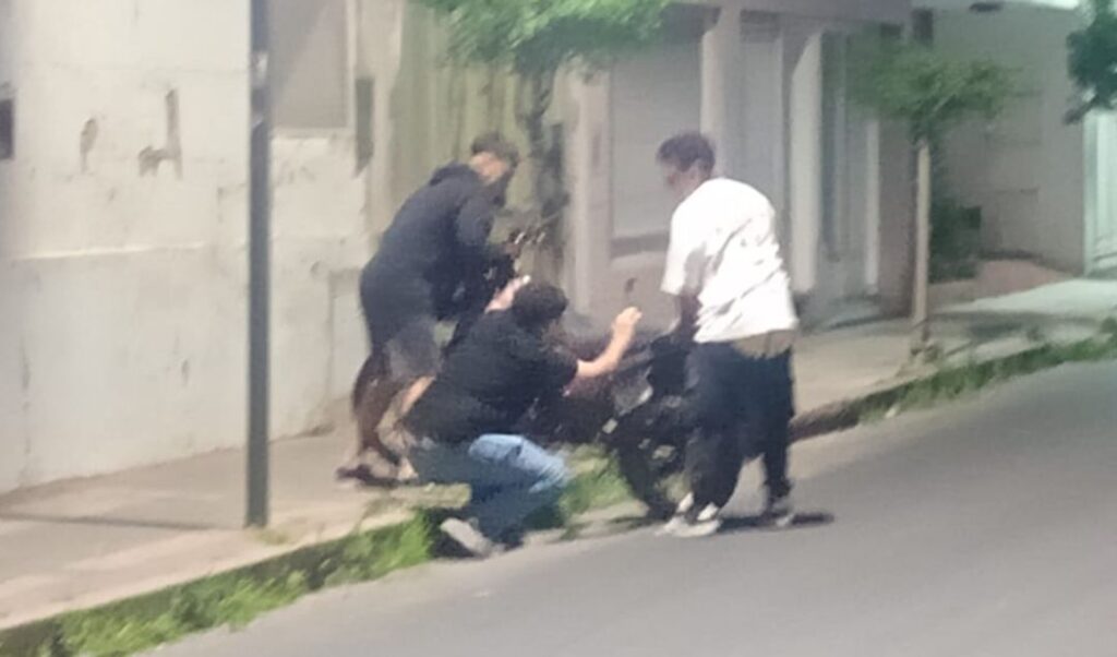 En horas de la madrugada de este viernes, un insólito episodio ocurrió en la intersección de las calles Francia y Belgrano, donde un joven en evidente estado de ebriedad protagonizó un fuerte accidente al chocar contra una columna de alumbrado público.
