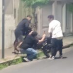 En horas de la madrugada de este viernes, un insólito episodio ocurrió en la intersección de las calles Francia y Belgrano, donde un joven en evidente estado de ebriedad protagonizó un fuerte accidente al chocar contra una columna de alumbrado público.