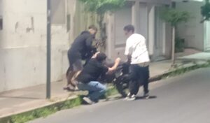 En horas de la madrugada de este viernes, un insólito episodio ocurrió en la intersección de las calles Francia y Belgrano, donde un joven en evidente estado de ebriedad protagonizó un fuerte accidente al chocar contra una columna de alumbrado público.