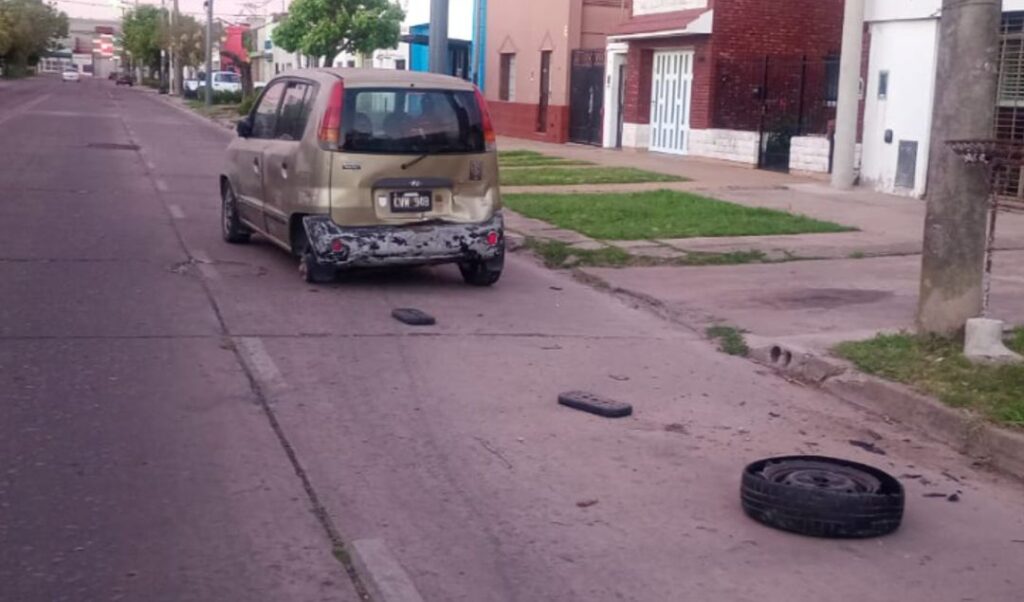 En horas de la madrugada de este domingo, un automóvil Hyundai i10 fue abandonado en la Avenida Alberdi, casi Soler, por su conductor que, según testigos, se encontraba en aparente grave estado de ebriedad.