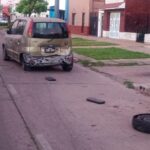 En horas de la madrugada de este domingo, un automóvil Hyundai i10 fue abandonado en la Avenida Alberdi, casi Soler, por su conductor que, según testigos, se encontraba en aparente grave estado de ebriedad.
