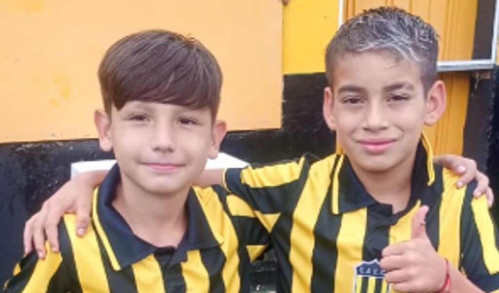 El Club Atlético River Plate puso la mirada en dos jóvenes promesas del fútbol nicoleño. Se trata de Román Alegre y Lemuel Escobar, quienes fueron convocados por segunda vez para una preselección en la que podrían fichar para las divisiones inferiores del club millonario.