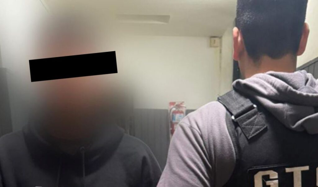 En las últimas horas, personal policial de la Comisaría Primera de San Nicolás logró la detención de un joven de 24 años que se encontraba prófugo de la justicia por una causa de abuso sexual gravemente ultrajante doblemente agravado y reiterado.