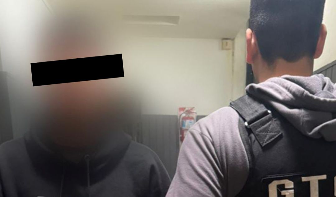 En las últimas horas, personal policial de la Comisaría Primera de San Nicolás logró la detención de un joven de 24 años que se encontraba prófugo de la justicia por una causa de abuso sexual gravemente ultrajante doblemente agravado y reiterado.