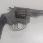 Un grave episodio de violencia familiar tuvo lugar en la localidad de La Emilia, donde un hombre de 69 años fue detenido por amenazar a su familia con un arma de fuego. El hecho se produjo luego de una rápida intervención policial.