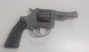 Un grave episodio de violencia familiar tuvo lugar en la localidad de La Emilia, donde un hombre de 69 años fue detenido por amenazar a su familia con un arma de fuego. El hecho se produjo luego de una rápida intervención policial.