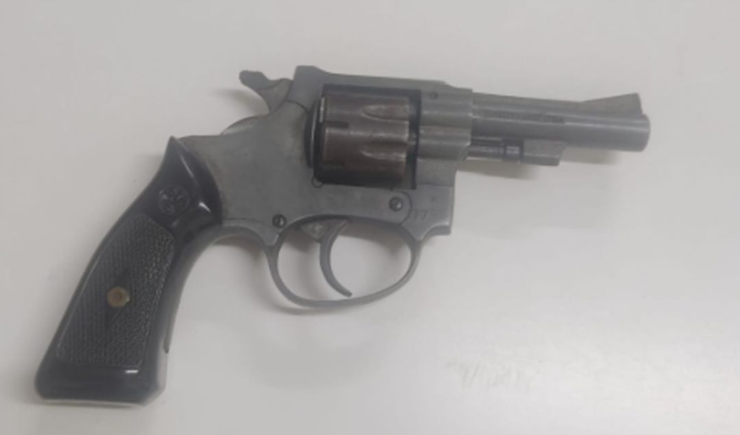 Un grave episodio de violencia familiar tuvo lugar en la localidad de La Emilia, donde un hombre de 69 años fue detenido por amenazar a su familia con un arma de fuego. El hecho se produjo luego de una rápida intervención policial.