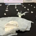 A pesar de los intentos por ocultar la droga, personal de la Delegación Departamental de Investigaciones del Tráfico de Drogas Ilícitas de San Nicolás logró un contundente resultado tras realizar dos allanamientos simultáneos en el barrio Suizo, en el marco de una investigación por comercialización de estupefacientes.