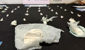 A pesar de los intentos por ocultar la droga, personal de la Delegación Departamental de Investigaciones del Tráfico de Drogas Ilícitas de San Nicolás logró un contundente resultado tras realizar dos allanamientos simultáneos en el barrio Suizo, en el marco de una investigación por comercialización de estupefacientes.