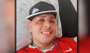 En las últimas horas se conoció la triste noticia del fallecimiento de Amaro Mora, el joven nicoleño que había conmovido a toda la ciudad tras ser apuñalado por la espalda. A pesar de los esfuerzos médicos y del apoyo constante de vecinos, familiares y amigos, Amaro no logró recuperarse de las graves heridas.