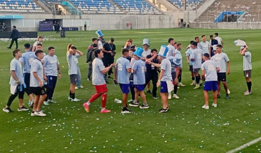 Ciudad de Bolívar hizo historia este domingo al lograr el tan ansiado ascenso a la Primera Nacional tras vencer por penales a Atlético Rafaela en el Estadio Único de San Nicolás. El encuentro terminó igualado en tiempo reglamentario, y fue desde los doce pasos donde el conjunto bonaerense se impuso por 5 a 4, desatando la euforia de sus hinchas.