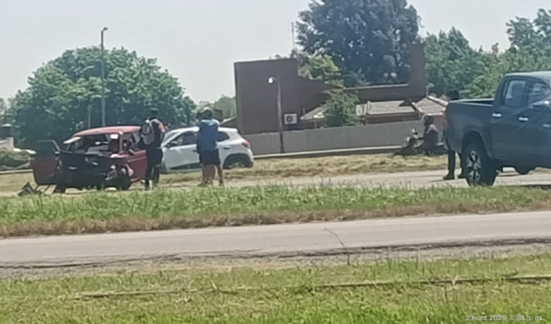 Un fuerte accidente de tránsito se registró este mediodía en la intersección de la Ruta 188 y el acceso a la Ruta 9, donde un Fiat 147 impactó contra el lateral izquierdo de una camioneta Toyota Hilux. El siniestro ocurrió apenas pasado el mediodía y dejó como saldo un hombre herido y importantes daños materiales.