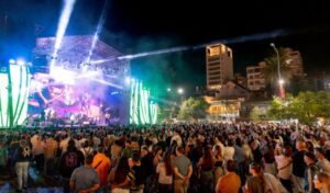Esta noche, el Empedrado de la Costanera será el epicentro del cierre de la novena edición del Festival RICO, el evento gastronómico más importante de la región, que culmina con una jornada llena de música, sabores y diversión para toda la familia. El gran cierre estará a cargo del grupo Play, una de las bandas más convocantes del momento.
