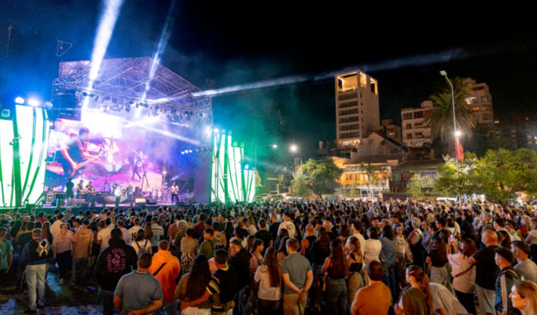 Esta noche, el Empedrado de la Costanera será el epicentro del cierre de la novena edición del Festival RICO, el evento gastronómico más importante de la región, que culmina con una jornada llena de música, sabores y diversión para toda la familia. El gran cierre estará a cargo del grupo Play, una de las bandas más convocantes del momento.