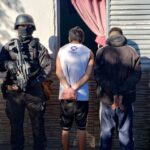 Efectivos policiales del destacamento de La Emilia lograron desbaratar una peligrosa banda narco fuertemente armada, en el marco de una serie de allanamientos tras un efectivo trabajo de investigación.