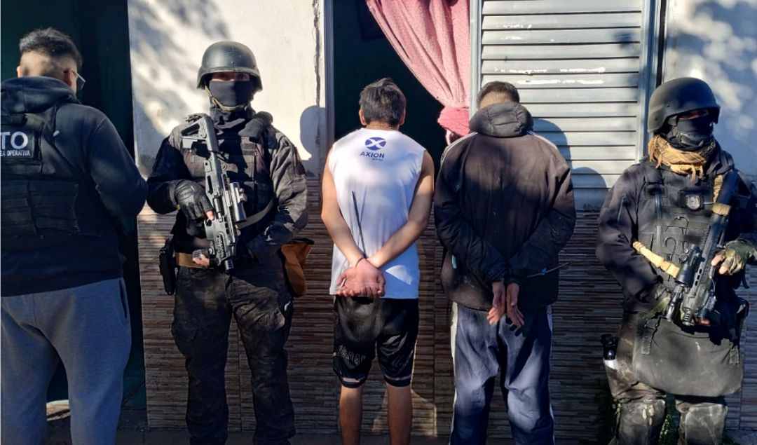 Efectivos policiales del destacamento de La Emilia lograron desbaratar una peligrosa banda narco fuertemente armada, en el marco de una serie de allanamientos tras un efectivo trabajo de investigación.