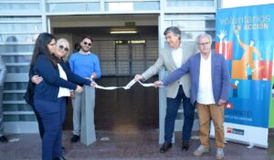 La Escuela Primaria N°38 de San Nicolás luce completamente renovada gracias al trabajo conjunto entre Ternium y la comunidad, en el marco de la 24° edición del programa Voluntarios en Acción. El establecimiento, ubicado en Pellegrini y Morteo, fue oficialmente inaugurado este lunes por la mañana, tras un fin de semana de intenso trabajo solidario.