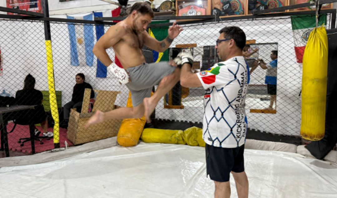 El peleador nicoleño de artes marciales mixtas (MMA), Franco “El Lobo” Tombolesi, retomó los entrenamientos a pesar de haberse quebrado la mano hace apenas una semana, luego de su última pelea en la ciudad de Zárate, donde se impuso con una espectacular estrangulación.