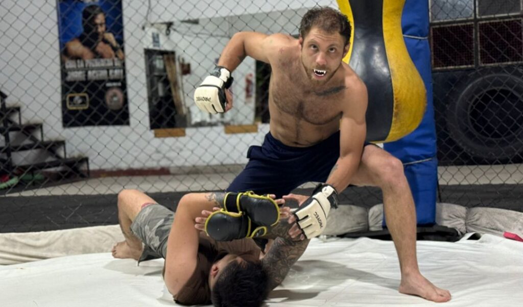 El nicoleño Franco “El Lobo” Tombolesi vuelve a la acción este fin de semana con un nuevo combate de artes marciales mixtas (MMA) en la ciudad de Zárate. Con gran expectativa, el peleador nicoleño buscará sumar un nuevo triunfo a su carrera dentro del circuito nacional de MMA.