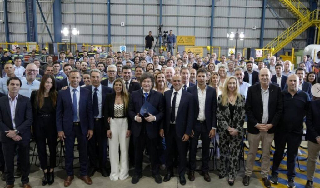 El presidente Javier Milei visitó este jueves la empresa Sidersa, ubicada en la ciudad de San Nicolás, en el marco de una agenda centrada en la actividad industrial y las políticas de empleo. La visita se desarrolló bajo un importante operativo de seguridad, con fuertes restricciones en los alrededores que impidieron el acercamiento del público en general.
