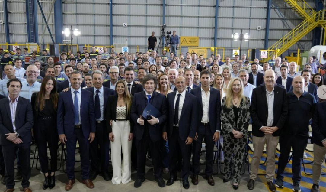El presidente Javier Milei visitó este jueves la empresa Sidersa, ubicada en la ciudad de San Nicolás, en el marco de una agenda centrada en la actividad industrial y las políticas de empleo. La visita se desarrolló bajo un importante operativo de seguridad, con fuertes restricciones en los alrededores que impidieron el acercamiento del público en general.