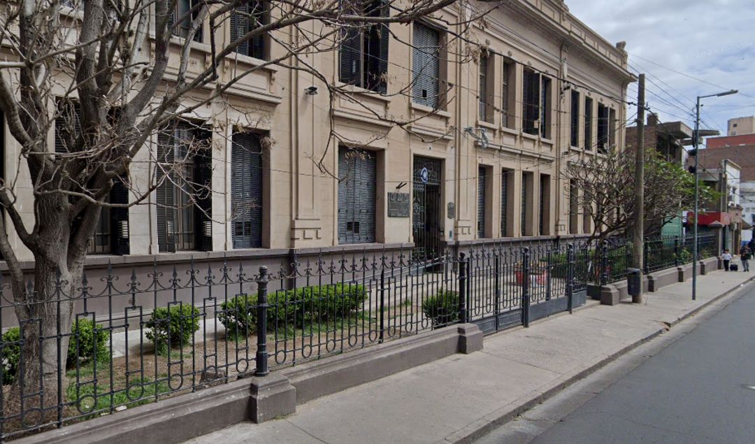 En una jornada marcada por la rapidez y la organización, las elecciones cerraron este domingo con un balance positivo en cuanto a la dinámica del proceso. Según se informó, la implementación del sistema de boleta única permitió agilizar notablemente la votación, reduciendo los tiempos de espera y facilitando el control en cada una de las mesas.