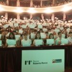 En la edición 2025 del Programa de Becas Roberto Rocca, Ternium y la Fundación Rocca otorgaron 400 becas a estudiantes de San Nicolás, Ramallo y Ensenada. Se trata de un aporte económico que en total supera los $280.000.000, en reconocimiento al esfuerzo y al desempeño académico de los jóvenes beneficiarios.