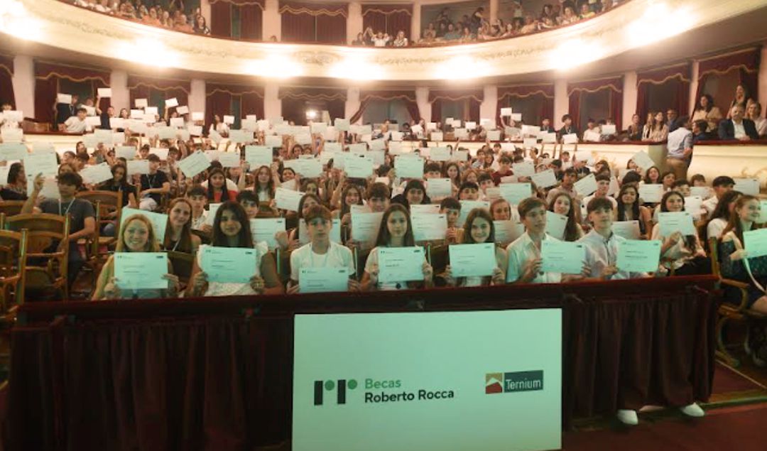 En la edición 2025 del Programa de Becas Roberto Rocca, Ternium y la Fundación Rocca otorgaron 400 becas a estudiantes de San Nicolás, Ramallo y Ensenada. Se trata de un aporte económico que en total supera los $280.000.000, en reconocimiento al esfuerzo y al desempeño académico de los jóvenes beneficiarios.