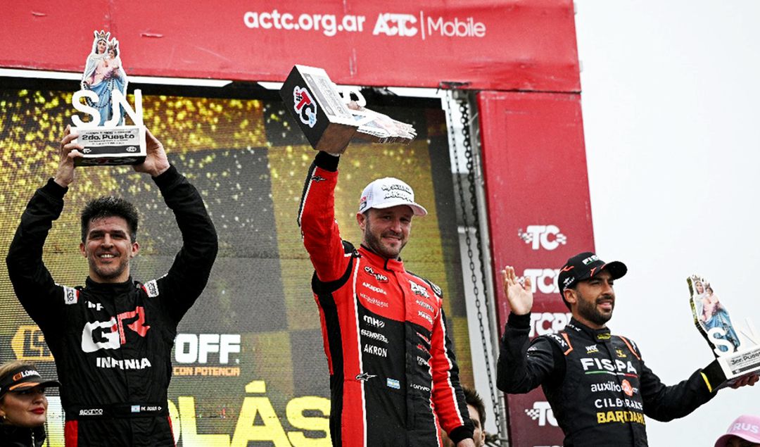 El Turismo Carretera volvió a San Nicolás y dejó una jornada inolvidable. A pesar del mal clima, que puso a prueba la habilidad de los pilotos, Agustín Canapino se quedó con una victoria épica en el Autódromo San Nicolás, tras una intensa persecución por parte de Agustín Rossi.