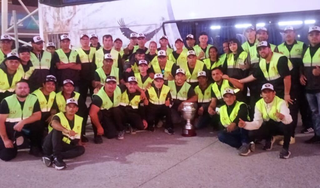Más de un centenar de trabajadores de seguridad privada participaron del operativo que garantizó el normal desarrollo de la final del Torneo Federal A disputada en el Estadio Único de San Nicolás. El trabajo fue coordinado entre la empresa GPS y la Bolsa de Trabajo del Sindicato de Seguridad Privada UPSRA, que desplegaron un importante dispositivo preventivo durante todo el evento.