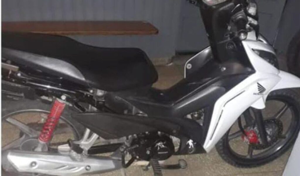 Un hombre abandonó una motocicleta Honda Wave 110cc en plena vía pública y escapó tras ser interceptado por personal policial en la intersección de José Ingenieros y San Martín, en San Nicolás.