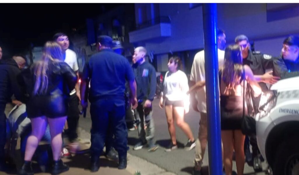 Fuerzas policiales tuvieron que intervenir durante la madrugada de este sábado en pleno centro de San Nicolás, cuando dos grupos de jóvenes se enfrentaron violentamente sobre calle Belgrano, entre Urquiza y Francia, interrumpiendo por completo la circulación vehicular.