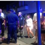 Fuerzas policiales tuvieron que intervenir durante la madrugada de este sábado en pleno centro de San Nicolás, cuando dos grupos de jóvenes se enfrentaron violentamente sobre calle Belgrano, entre Urquiza y Francia, interrumpiendo por completo la circulación vehicular.