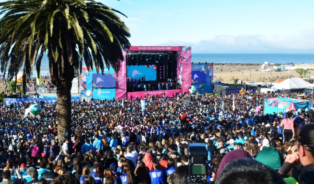 La ciudad de San Nicolás volvió a decir presente en los Juegos Bonaerenses 2025, donde cientos de jóvenes y adultos representan al distrito en la etapa final que se desarrolla en Mar del Plata. La esperada ceremonia de apertura reunió a las delegaciones de los 135 municipios de la Provincia de Buenos Aires.