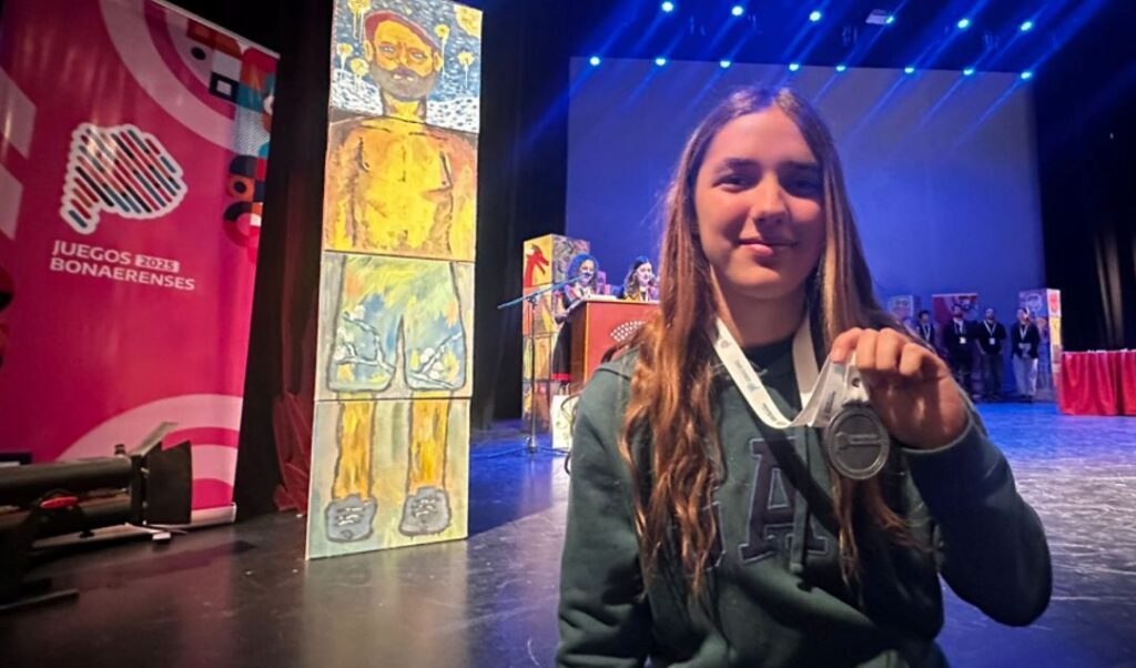 La delegación nicoleña continúa destacándose en los Juegos Bonaerenses 2025, y esta vez el reconocimiento llega desde el área de Cultura. Felicitas Henrich, joven representante de San Nicolás, obtuvo la Medalla de Plata en la disciplina Objeto Artístico Sub-15, sumando una nueva presea al medallero local.