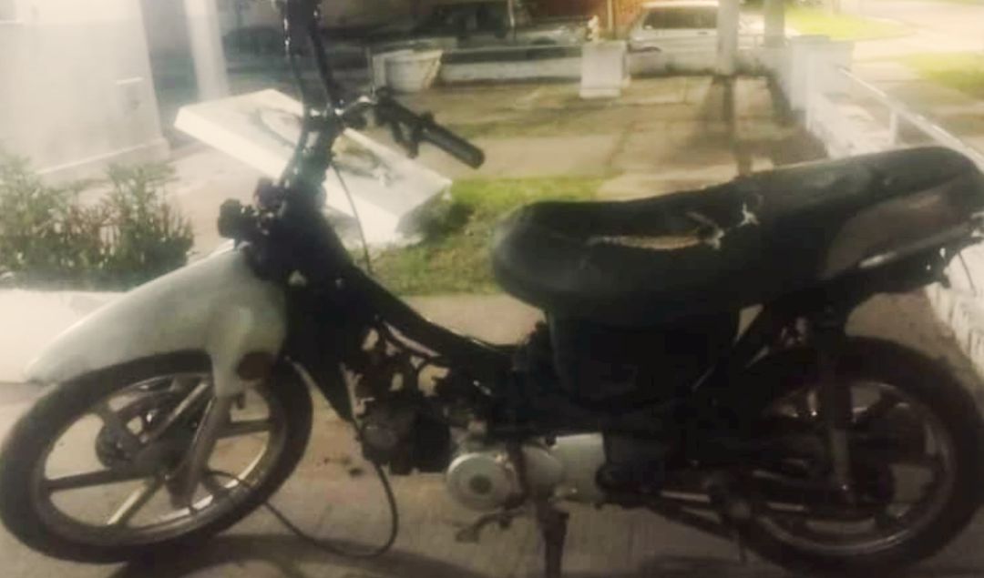 Efectivos del Comando de Patrullas de San Nicolás lograron recuperar una motocicleta que había sido denunciada como robada, la cual fue hallada abandonada en la vía pública durante la jornada del domingo.