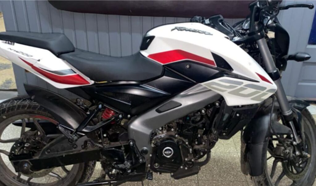 Personal de la Policía Local logró recuperar una motocicleta que presentaba pedido de secuestro activo por robo. El procedimiento se llevó a cabo en la intersección de las calles Necochea y Jujuy, donde los efectivos policiales de San Nicolás procedieron al secuestro del vehículo.