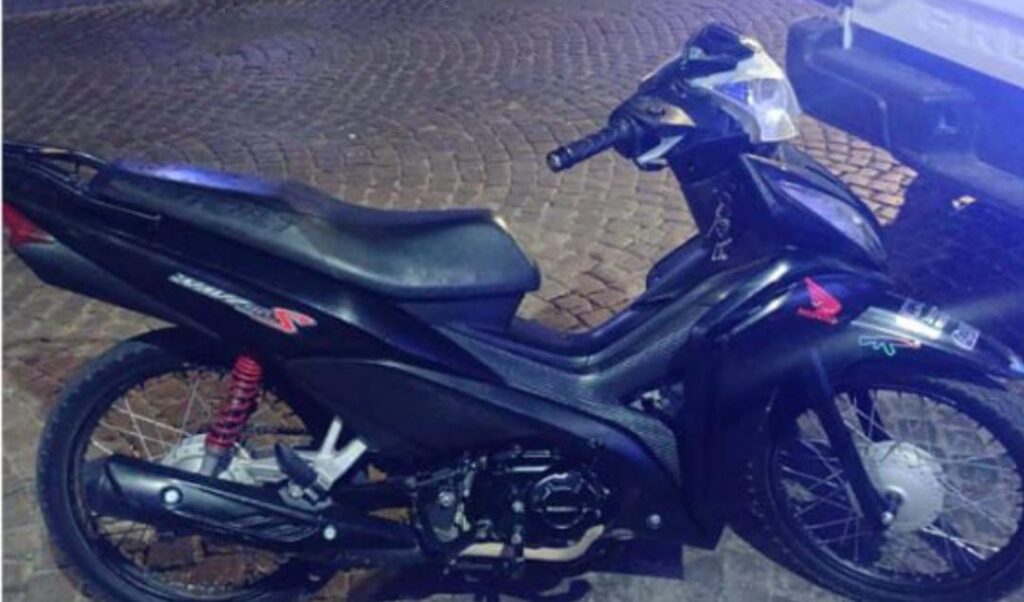 Efectivos de la Policía Local de San Nicolás lograron recuperar una motocicleta Honda Wave con pedido de secuestro activo por robo, durante un operativo de control realizado en la intersección de Avenida Savio y Juan B. Justo.
