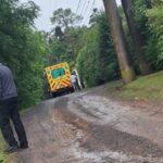 Hace instantes, la ciudad de San Nicolás se vio sacudida por un impactante hecho policial. Un hombre fue hallado sin vida con cuatro disparos en el pecho en una casa quinta ubicada en el barrio Riverland, a pocos metros del arroyo del Medio.