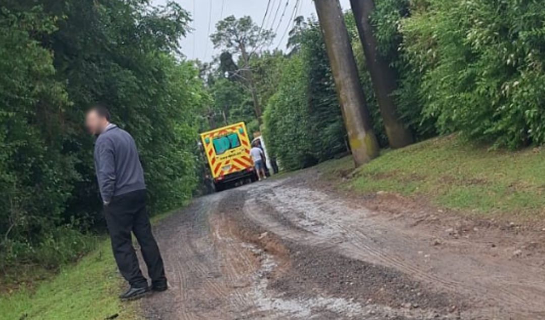 Hace instantes, la ciudad de San Nicolás se vio sacudida por un impactante hecho policial. Un hombre fue hallado sin vida con cuatro disparos en el pecho en una casa quinta ubicada en el barrio Riverland, a pocos metros del arroyo del Medio.