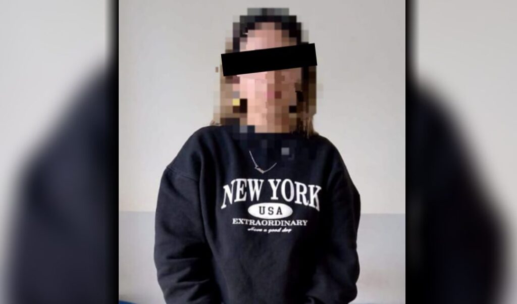 Un violento episodio de índole pasional tuvo lugar en la tarde del lunes 27 de octubre en la intersección de las calles Acuerdo San Nicolás y Alvear, donde una mujer de 35 años fue aprehendida por personal del Comando de Patrullas tras protagonizar un ataque de ira contra su ex pareja.