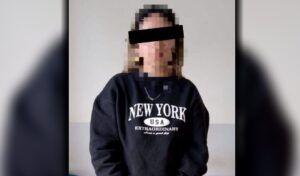 Un violento episodio de índole pasional tuvo lugar en la tarde del lunes 27 de octubre en la intersección de las calles Acuerdo San Nicolás y Alvear, donde una mujer de 35 años fue aprehendida por personal del Comando de Patrullas tras protagonizar un ataque de ira contra su ex pareja.