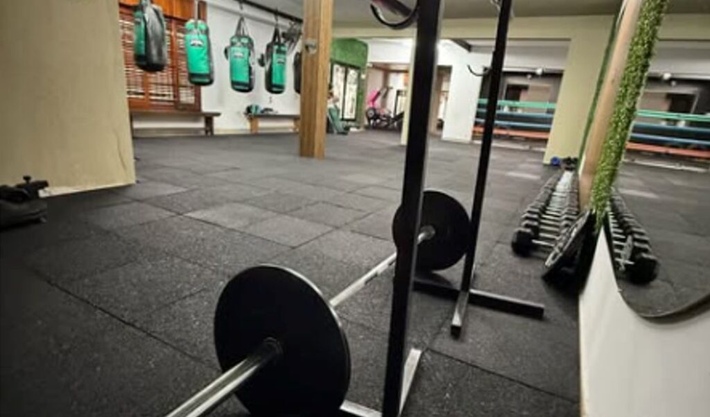 En la tarde de ayer, se registró un robo en el gimnasio TG Elite, ubicado en calle Pringles 370, donde una ex empleada habría ingresado de manera indebida para sustraer diversos elementos del lugar. El hecho ocurrió alrededor de las 15 horas, momento en que el establecimiento se encontraba cerrado al público.